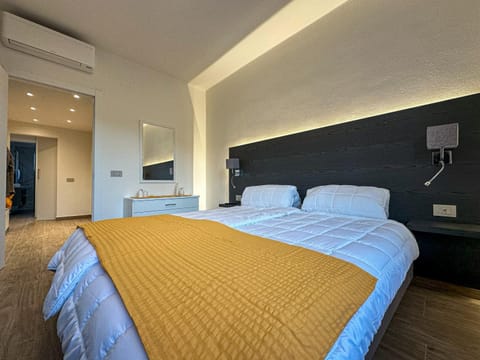 Bed, Photo of the whole room, Bedroom, air conditioner
