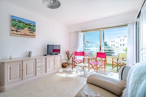 Communal lounge/ TV room, TV and multimedia, Living room, Seating area