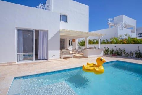 Patio, Pool view, Swimming pool, sunbed