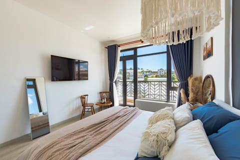 Communal lounge/ TV room, Bed, Living room, Bedroom