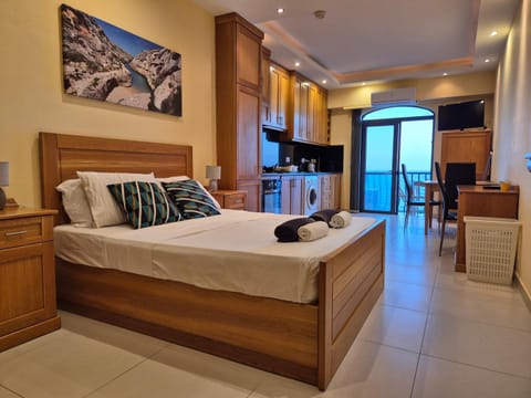 Bed, TV and multimedia, Photo of the whole room, Bedroom, towels