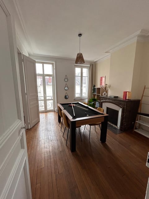 Billiard, Living room, Seating area, Dining area
