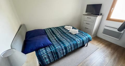 Bed, TV and multimedia, Photo of the whole room, Bedroom, towels