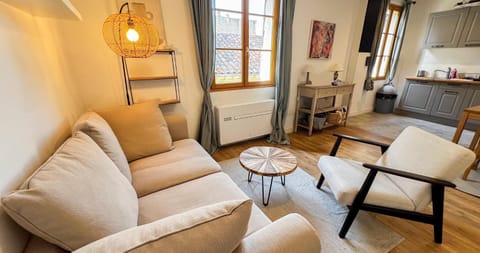 Kitchen or kitchenette, Living room, Seating area, Dining area