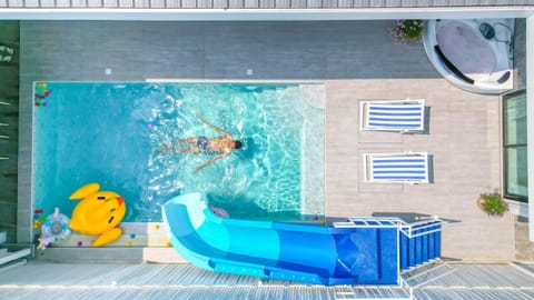 Swimming pool, Swimming pool