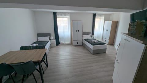 Bed, TV and multimedia, Photo of the whole room, Seating area, Dining area, Bedroom, wardrobe