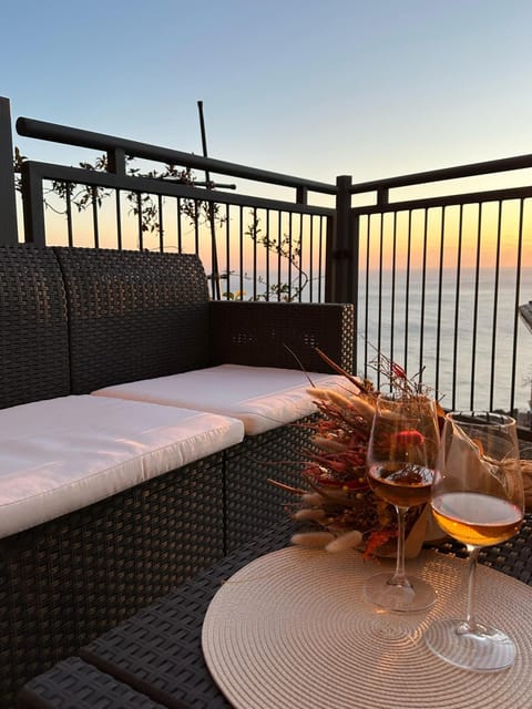 Natural landscape, View (from property/room), Balcony/Terrace, Food and drinks, Sea view