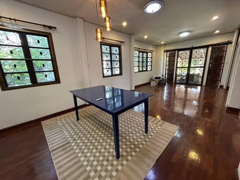 Restaurant/places to eat, Living room, Seating area, group of guests