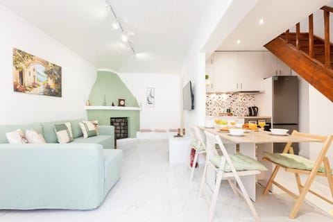 Coffee/tea facilities, Kitchen or kitchenette, Living room
