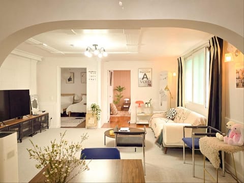 Communal lounge/ TV room, Bed, TV and multimedia, Living room, Bedroom