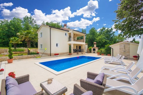 Property building, Patio, Day, Garden, Garden view, Pool view, Swimming pool, sunbed
