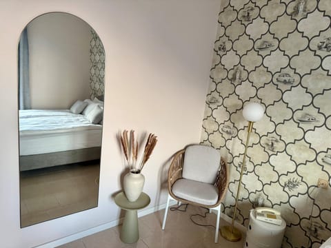 Bed, Photo of the whole room, Seating area, Bedroom