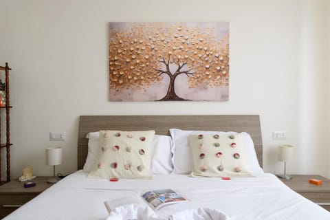 Bed, Photo of the whole room, Decorative detail, Bedroom, towels