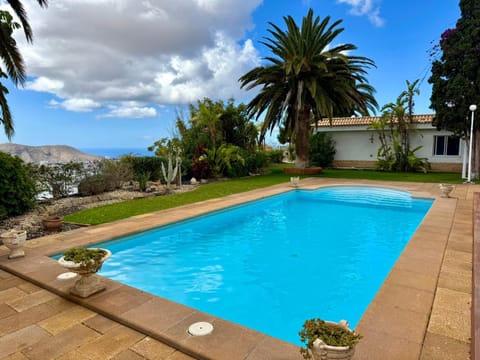 Property building, Day, Garden, Garden view, Swimming pool, Swimming pool
