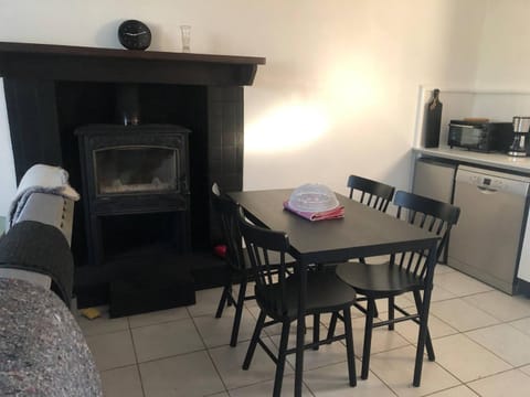 Dining area, fireplace