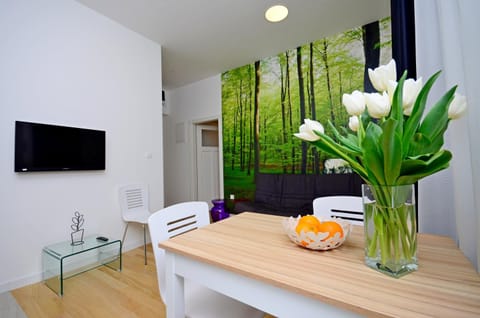 TV and multimedia, Living room, Decorative detail, Seating area, Dining area