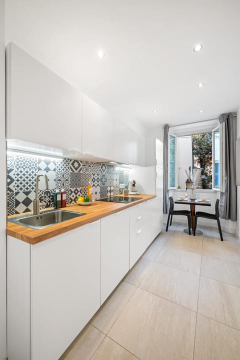 Coffee/tea facilities, Kitchen or kitchenette, Dining area, dishwasher, stove