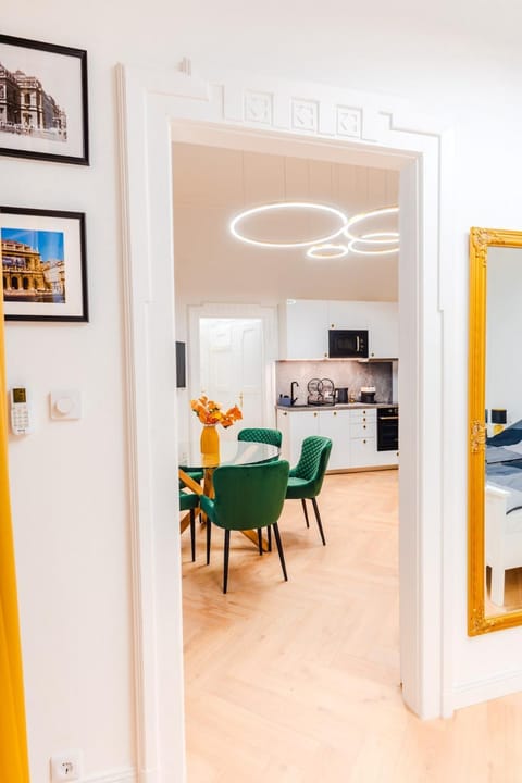 Communal lounge/ TV room, TV and multimedia, Coffee/tea facilities, Kitchen or kitchenette, Photo of the whole room, Dining area, Bedroom, dishwasher, heating, microwave, oven, stove, washing machine, air conditioner, air conditioner