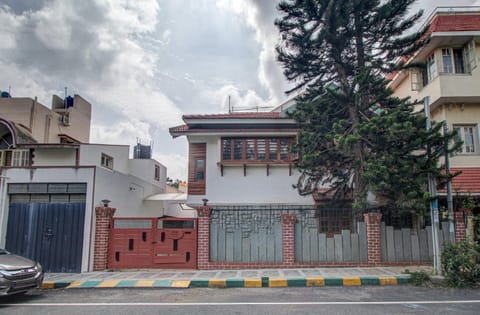 Property building, Day, Neighbourhood, Street view, Parking