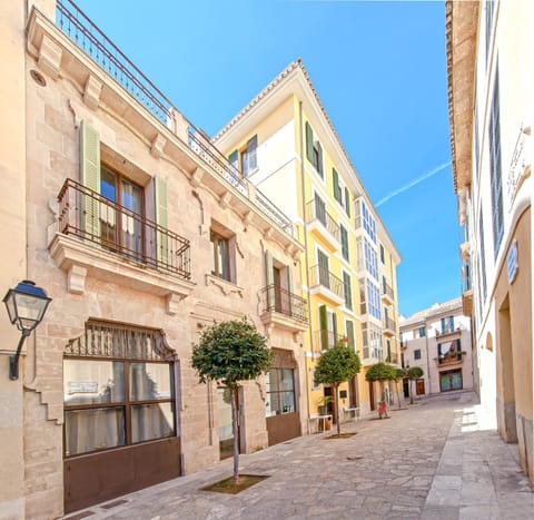Property building, Facade/entrance, Day, Neighbourhood, Lobby or reception, Street view