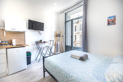 Bed, Kitchen or kitchenette, Photo of the whole room, Dining area, towels