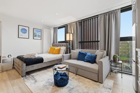 Bed, Living room, Photo of the whole room, Seating area, Bedroom
