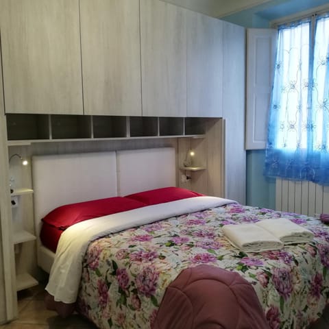 Bed, Photo of the whole room, wardrobe