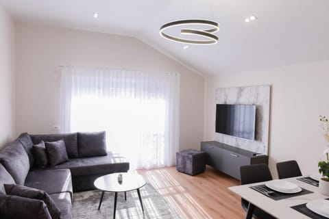 TV and multimedia, Living room, Seating area, Evening entertainment