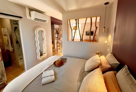 Wisteria Villa - Nuit Enchantée, Ecully Bed and Breakfast in Tassin-la-Demi-Lune