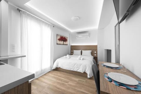 Bed, towels, air conditioner