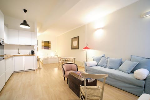 Kitchen or kitchenette, Seating area, Dining area