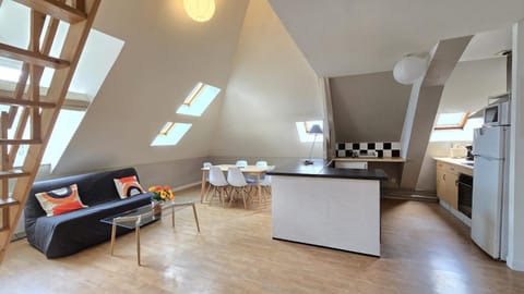 Kitchen or kitchenette, Seating area