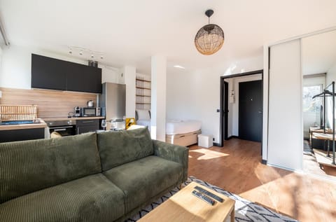 TV and multimedia, Kitchen or kitchenette, Living room, Seating area, Dining area, stove
