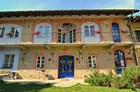 Property building, Spring, Day, Garden, View (from property/room), Balcony/Terrace