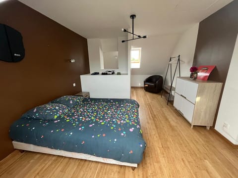 Bed, Photo of the whole room, Bedroom, wardrobe