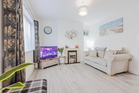 Communal lounge/ TV room, Living room, Seating area, Evening entertainment