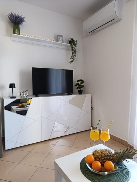TV and multimedia, Living room, Food and drinks, Drinks, air conditioner