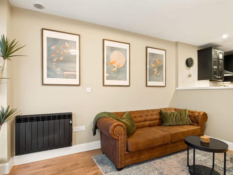 Property building, TV and multimedia, Seating area, internet