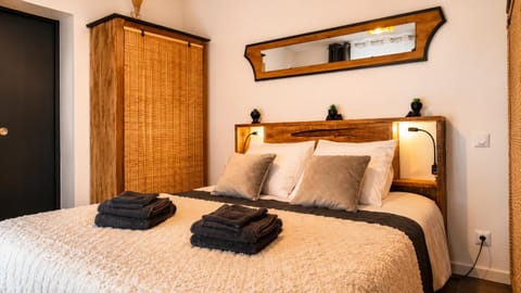 Bed, Photo of the whole room, Bedroom, wardrobe