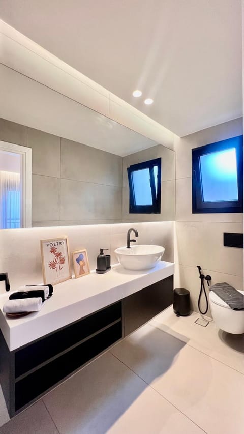 Photo of the whole room, towels