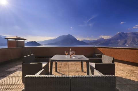 Day, Natural landscape, View (from property/room), Balcony/Terrace, Seating area, Dining area, Lake view, Mountain view