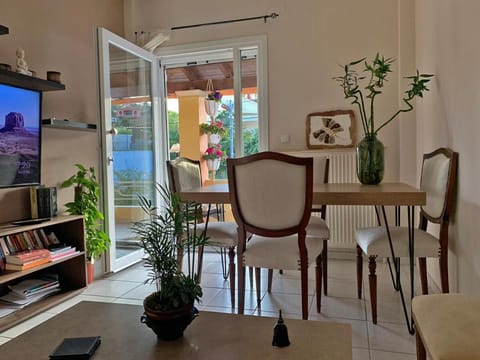 TV and multimedia, Living room, Seating area, Dining area