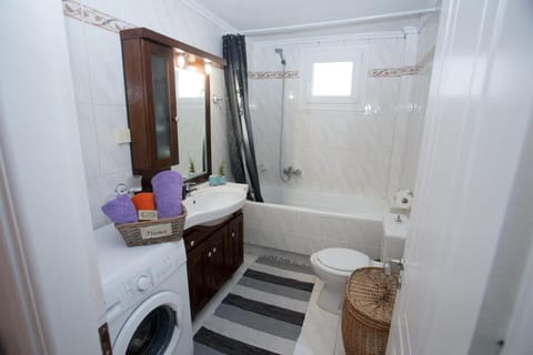 Shower, Toilet, Bathroom, Bath, towels, washing machine