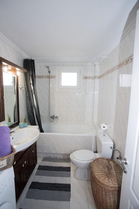 Shower, Toilet, Bathroom, Bath, bidet, towels