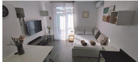 Bed, TV and multimedia, Bedroom