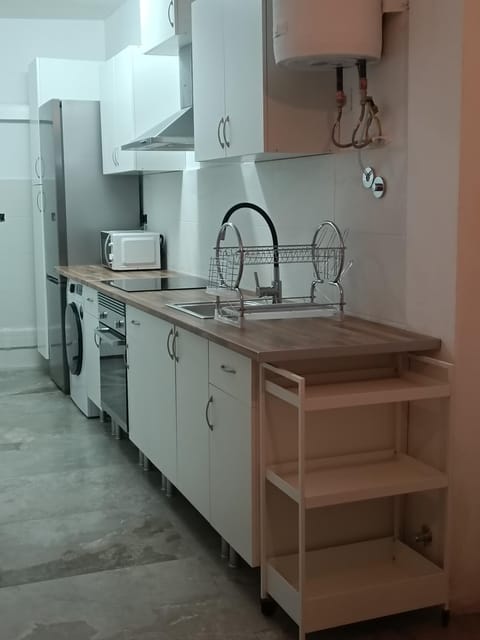 Kitchen or kitchenette, dishwasher