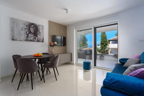 Communal lounge/ TV room, TV and multimedia, Living room, Seating area, Dining area, Evening entertainment