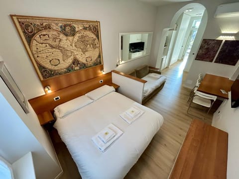 Bed, Living room, Photo of the whole room, Seating area, Bedroom