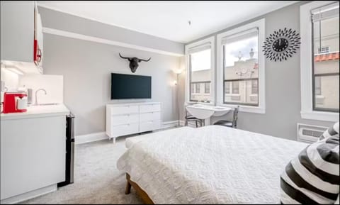 Beachside Palm Beach Condo | Pool & Walk to Sea Apartment in Palm Beach