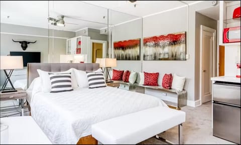 Beachside Palm Beach Condo | Pool & Walk to Sea Apartment in Palm Beach